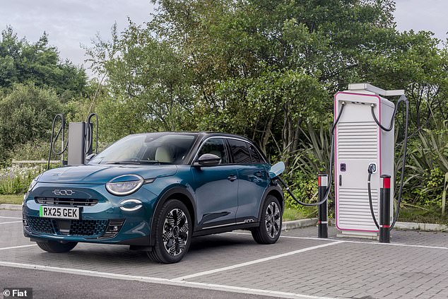 تم أيضًا تخفيض سعر سيارة Fiat 600e SUV الأكبر حجمًا بمقدار 3285 جنيهًا إسترلينيًا إلى 26750 جنيهًا إسترلينيًا في محاولة لجعلها أكثر جاذبية للعملاء