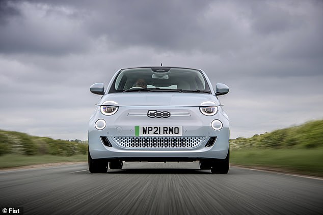 أكبر خصم تقدمه الشركة المصنعة الإيطالية هو على سيارة المدينة القديمة 500e، والتي تم تخفيضها من ما يزيد قليلاً عن 25000 جنيه إسترليني إلى 20995 جنيه إسترليني فقط - أي أكثر من 4000 جنيه إسترليني