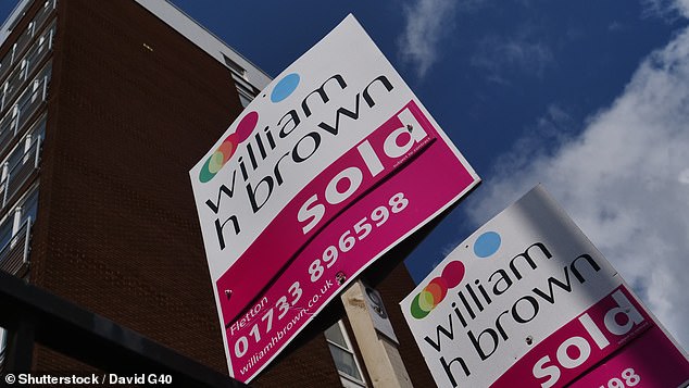 عدد أقل من المشترين: إذا كان عدد أكبر من الأشخاص عاطلين عن العمل، فهذا يعني أن المزيد من الأشخاص لا يستطيعون الحصول على قروض عقارية مما قد يؤدي إلى انخفاض أسعار المنازل