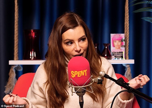 في مكان آخر من البودكاست، كشفت جيما كيف تحول هوسها الدائم بتوفير المال إلى مهنة كمؤثرة في مجال التمويل الشخصي