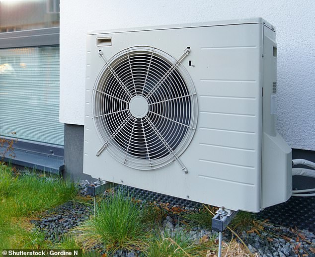 تعمل المضخة الحرارية على إبقاء منزلك دافئًا دون الحاجة إلى غلاية غاز، وذلك عن طريق استخلاص الحرارة من الهواء الخارجي أو الأرض ونقلها إلى الداخل