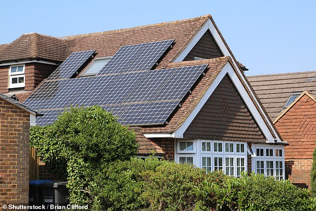 إن تركيب مضخة حرارية وألواح شمسية وبطارية من شأنه أن يقلل فواتير الطاقة للأسرة النموذجية بحوالي 600 جنيه إسترليني سنويًا