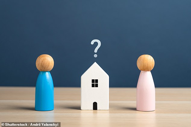 يمكن الاحتفاظ بالعقارات إما كإيجار مشترك أو مستأجرين مشتركين. عادة ما يمتلك الأزواج المتزوجون منزلهم كمستأجرين مشتركين، مما يعني أن لديهم حقوق متساوية في الملكية