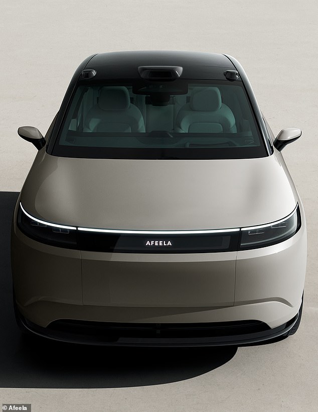 خطوط واضحة على طول المظهر الجانبي للسيارة، وشريط إضاءة خلفي واحد، وسقف ذو لونين يجتمعان معًا لإضفاء إحساس متميز ينافس العلامات التجارية الفاخرة