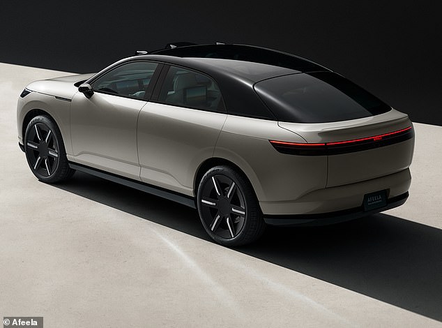 من حيث الأبعاد، من المقرر أن يبلغ طولها حوالي خمسة أمتار - وهو نفس طول سيارة رينج روفر ذات قاعدة العجلات القصيرة - ويبلغ طول قاعدة العجلات حوالي ثلاثة أمتار.