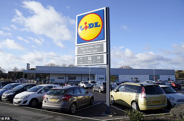 كان Lidl قريبًا من Aldi في الدراسة بمتوسط ​​فارق 77 بنسًا فقط كل شهر