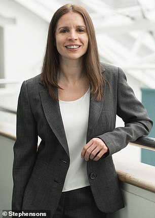 جوان إليس هي شريكة ومتخصصة في حل النزاعات في شركة Stephensons