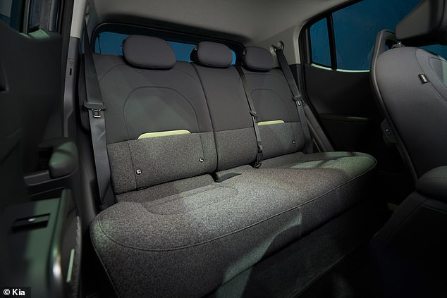 تنزلق المقاعد الخلفية وتتكئ، وتتوفر في جميع أنحاء المقصورة مواد مستدامة بما في ذلك مادة PET المعاد تدويرها من شباك الصيد والمفروشات الحيوية من البولي يوريثان