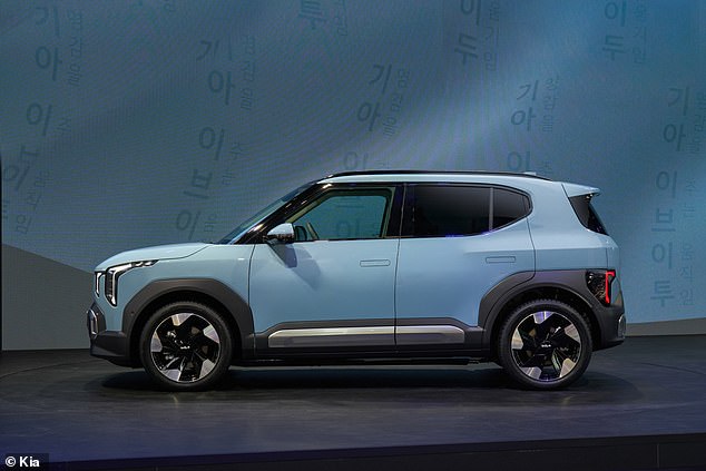 تبلغ مساحة صندوق الأمتعة 403 لترًا، أي أقل بقليل من مساحة صندوق السيارة Renault 4 e-Tech البالغة 420 لترًا