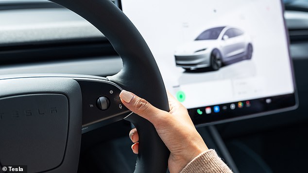 تم أيضًا الحفاظ على ميزات Model 3 المحدثة مثل استبدال ساق المؤشر