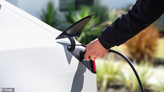 تعني كفاءة الطراز 3 Standard أنه يمكنه تحقيق نطاق يصل إلى 332 ميلاً على الورق واستهلاك يبلغ 20.9 كيلووات في الساعة/100 ميل فقط - أي أميال إضافية إلى رطل الشحن