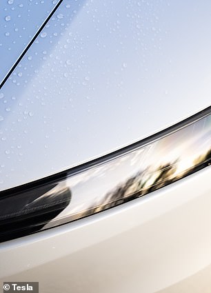 أصبحت المصابيح الأمامية الآن عبارة عن مصباحين منفصلين بدلاً من الشريط الضوئي الموجود في الطراز Y