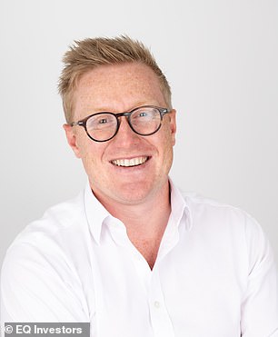 يقول مات لويس إن القاعدة الأساسية لأي شخص يعمل بدوام كامل، دون معالين، هي إنفاق ثلاثة إلى ستة أشهر من الاحتياطيات النقدية الأساسية