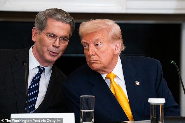 وزير الخزانة الأمريكي سكوت بيسنت يتحدث مع الرئيس ترامب. يعرف بيسنت أكثر من غيره مدى سهولة تحول المد ضد العملة - وهو معروف في بريطانيا باعتباره التاجر الذي راهن ضد بنك إنجلترا في عام 1992، مما أدى إلى استنزاف احتياطيات العملة في المملكة المتحدة.