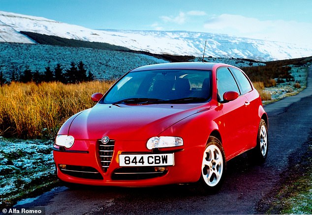 حصلت سيارة Alfa Romeo 147 على جائزة السيارة الأوروبية لهذا العام في عام 2001. وقد عانت عائلة الهاتشباك من سجل موثوقية رهيب