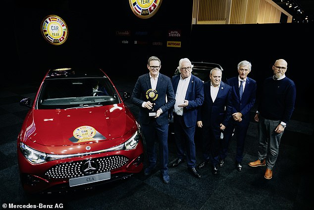 أولا كالينيوس، رئيس مجلس إدارة مجموعة مرسيدس بنز، يتسلم جائزة السيارة الأوروبية لعام 2026 نيابة عن CLA في معرض بروكسل للسيارات