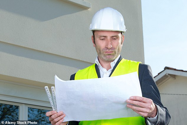 يمكن أن يؤثر تقرير المساح على المفاوضات بشأن بيع العقارات أو الموافقة على الرهن العقاري أو الامتثال لمعايير البناء. وعلى النقيض من ذلك، لا يمكن لأنظمة الذكاء الاصطناعي أن تتحمل نفس المسؤولية