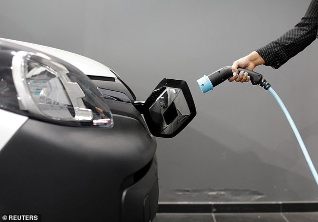 وفقًا لمكتب الإحصاءات الوطني، بلغ متوسط ​​دخل الأسرة في عام 2024 36.663 جنيهًا إسترلينيًا. وهذا يدفع بقوة المواطن البريطاني العادي في المجموعة إلى أن يكون أقل احتمالاً بكثير للتحول إلى سيارة كهربائية