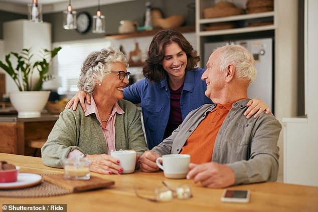 التخطيط للمستقبل: إن إهداء الأموال للعائلة قبل سبع سنوات من وفاتك عادة ما يجعلها خالية من IHT