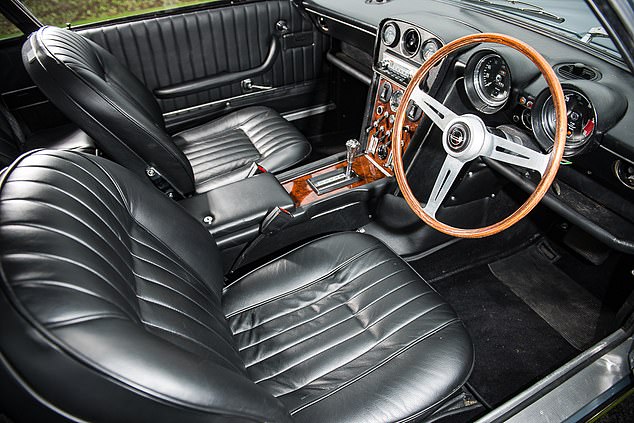 إذا كان سيتم تجسيد سيارة Interceptor الأصلية (في الصورة)، فمن المرجح أن تحتوي على عدد كبير من أدوات التحكم والمفاتيح المادية في المقصورة - على الرغم من عدم مشاركة أي صور للداخلية.