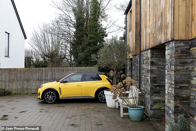 وقالت تينا إن جيرانهم اضطروا لإخلاء منازلهم بسبب انقطاع التيار الكهربائي. لكن سيارة رينو الكهربائية الصغيرة أنقذتهم من فعل الشيء نفسه