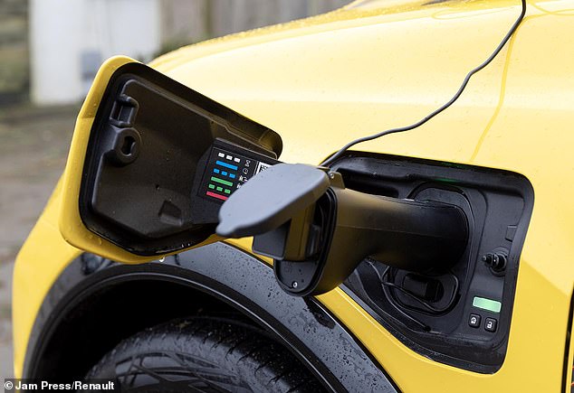 أصبحت عملية تحميل المركبة (V2L) سمة شائعة في أحدث السيارات الكهربائية. باستخدام محول ثلاثي الأطراف يتم توصيله بمقابس شحن السيارات، يمكن للمالكين الاستفادة مباشرة من مصدر بطارية ليثيوم أيون لتشغيل الأجهزة المنزلية