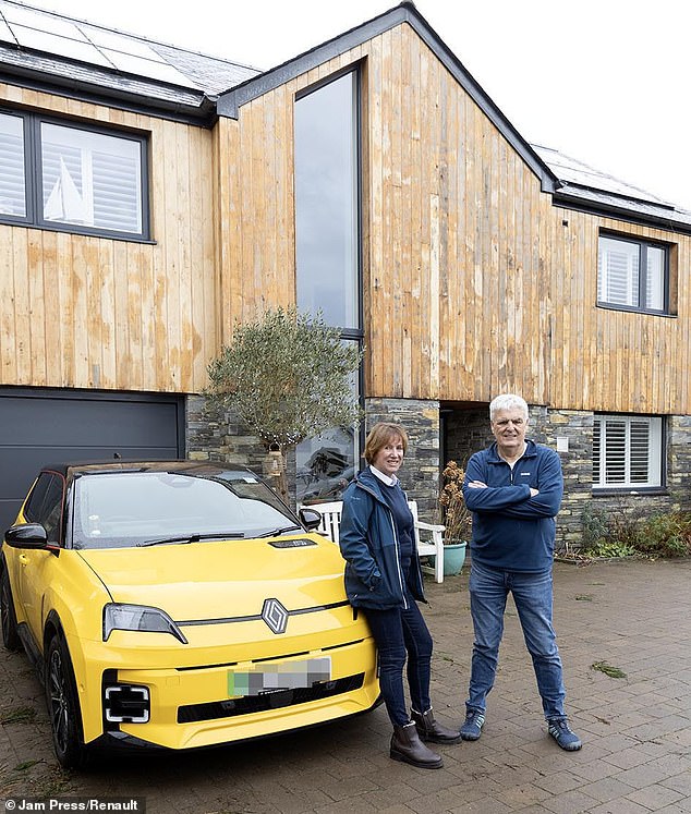 قام المتقاعدون البارعون بتوصيل مستلزماتهم المنزلية بسيارتهم الكهربائية Renault 5 E-tech. تمكن الزوجان المقيمان في نيوكواي، كورنوال، من الاتصال بأحبائهم، واستخدام مجفف الشعر والمكواة، وغير ذلك الكثير - وكل ذلك يتطلب 30 في المائة فقط من بطارية السيارة.