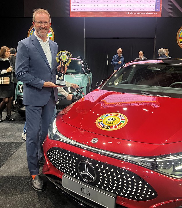 المركز الأول: فازت CLA، في الصورة مع المدير التنفيذي لشركة مرسيدس بنز، روب هالواي، على سكودا إلروق، وكيا EV4، وسيتروين C5 إيركروس، وفيات غراندي باندا، وبيجستر من داسيا، ورينو 4