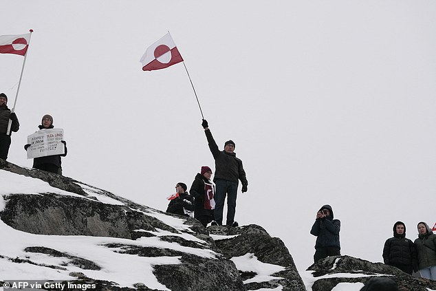 الناس يلوحون بأعلام جرينلاند أثناء مشاركتهم في مظاهرة جمعت ما يقرب من ثلث سكان المدينة للاحتجاج على خطط الرئيس الأمريكي للاستيلاء على جرينلاند، في 17 يناير 2026