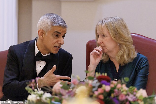 يتحدث في الحديث: السير صادق خان والسيدة سوزان لانجلي، عمدة مدينة لندن