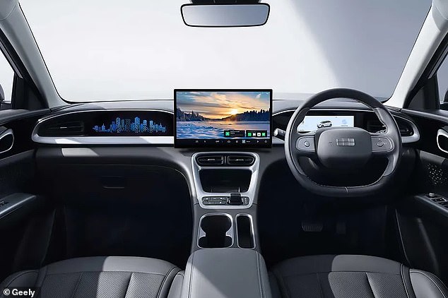 في الداخل، ستحتوي على شاشة معلومات وترفيه كبيرة مثبتة على المناظر الطبيعية ومجموعة أدوات رقمية خلف عجلة قيادة مستطيلة الشكل.