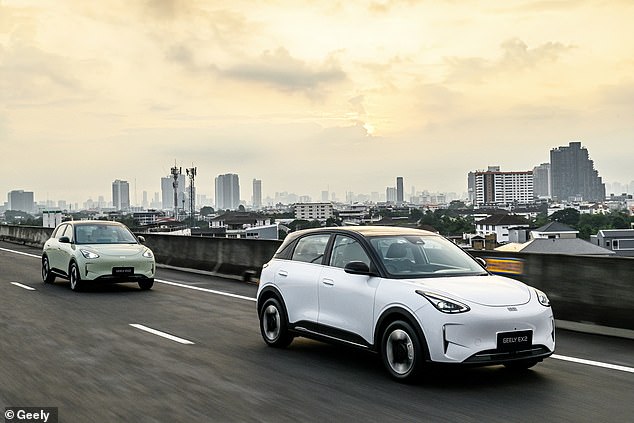 يبلغ مدى سيارة EX2 - بناءً على الاختبارات الرسمية المتفائلة إلى حد ما في الصين - 193 و255 ميلاً اعتمادًا على خياري البطارية اللذين يختارهما العملاء.