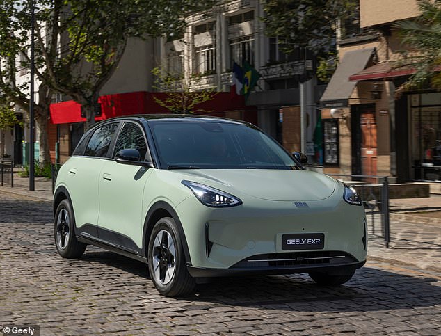 تتميز السيارة الصغيرة ذات الخمسة أبواب بتصميم دائري يكمله مصابيح أمامية على شكل دمعة وخيار لون سقف متباين