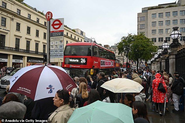 الركاب ينتظرون الحافلات خارج محطة تشارينج كروس خلال إضراب مترو الأنفاق في سبتمبر الماضي