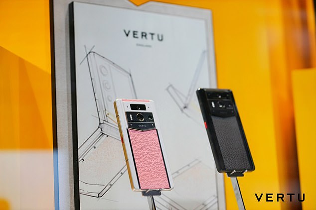 قطع أعلاه: الهواتف مغلفة بالجلد - وهي المرة الأولى التي ألاحظ فيها أن رائحة الهاتف جميلة