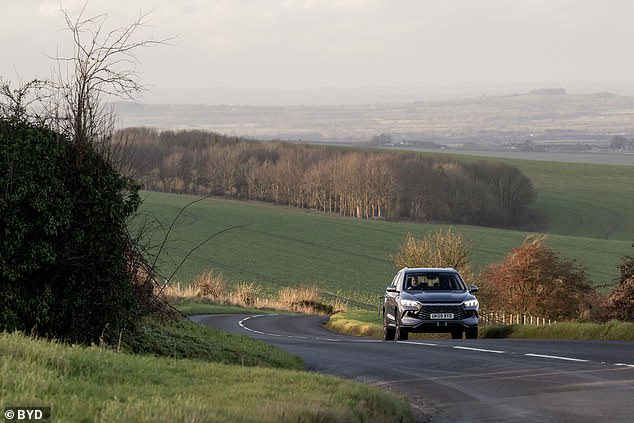 تتسارع الراحة من 0 إلى 62 ميلاً في الساعة في 7.7 ثانية بينما يستغرق التصميم 8.8 ثانية. يبلغ نطاق EV فقط 38.5 ميلاً فقط إذا قمت بشراء طراز Comfort، ولكن هذا يصل إلى 53.4 ميلًا إذا دفعت أكثر قليلاً وحصلت على طراز Design