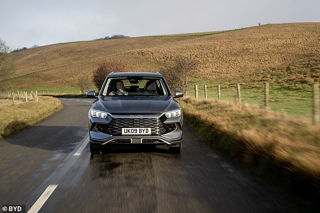 يمنحك Sealion 5 DM-i سيارة دفع رباعي PHEV عملية ستساعد في الحفاظ على انخفاض تكاليف التشغيل وتوفر لك قدرًا كبيرًا من المال في المزيد من الطرازات المتميزة. إنها عملية شراء عملية في الأساس