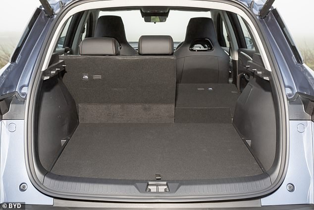 تحتوي سيارة Sealion 5 DM-i على صندوق سعة 463 لترًا، والذي يزيد إلى 1410 لترًا عند طي المقاعد الخلفية لأسفل. إنها مسطحة وسهلة التعبئة والمقاعد مقسمة بنسبة 40:60