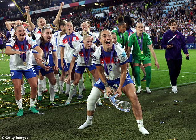 الاحتفال: فازت لوسي ببطولة أوروبا مرتين مع إنجلترا في عامي 2022 و2025