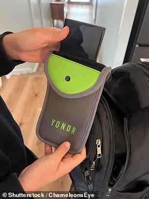 علامة الأمان: تحتوي الحقائب على قفل لا يمكن تحريره إلا عن طريق وضعه في جهاز بالقرب من مخرج مساحة خالية من الهاتف