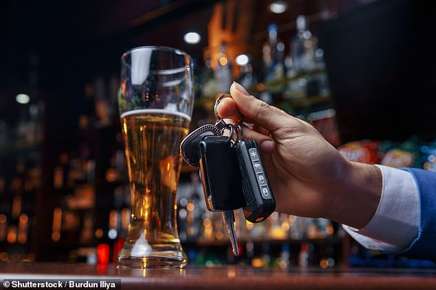 افتتح الوزراء مشاورة عامة في وقت سابق من هذا الشهر بشأن خفض عتبة القيادة تحت تأثير الكحول من 35 ميكروجرام لكل 100 مل من التنفس إلى 22 ميكروجرام. إن القيام بذلك من شأنه أن يجعل القانون يتماشى مع اسكتلندا والدول الأوروبية الأخرى