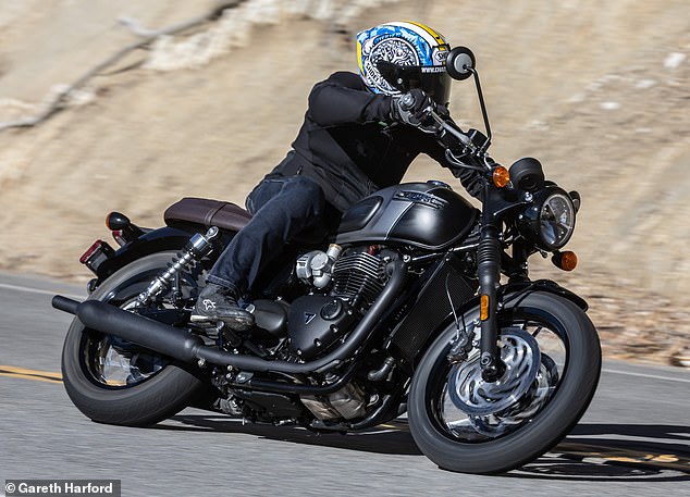 إن Triumph Bonneville هي دراجة نارية مرادفة لملك Cool، Steve McQueen. بالنسبة لعام 2026، هناك خيار بين إصدار T100 سعة 900 سي سي أو إصدار أكبر سعة 1200 سي سي T120