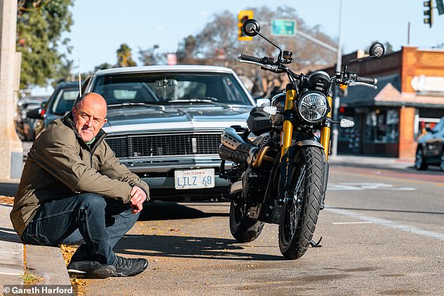 سافر آدم إلى كاليفورنيا المشمسة من أجل Daily Mail وThis is Money لاختبار تشكيلة Triumph Bonneville المحدثة لعام 2026. ينصب تركيز مراجعته على Scrambler 900 (في الصورة)، الذي يتمتع بإحساس لا يمكن إنكاره بروح السبعينيات الرائعة