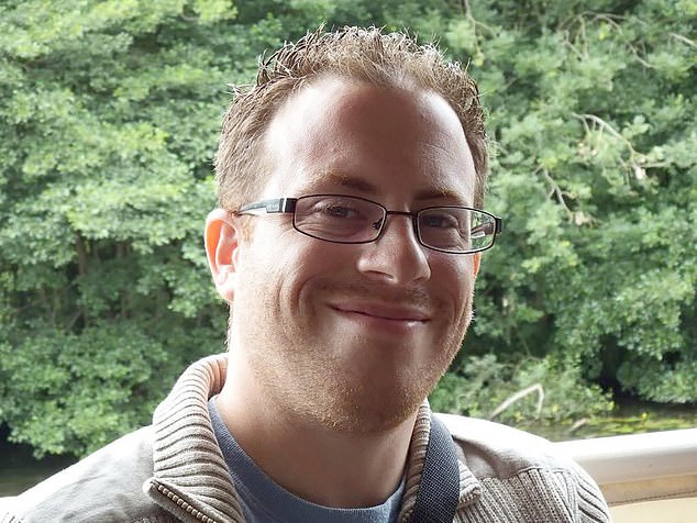 وفي غضون بضعة أشهر، كان لدى إيان حوالي 30 عميلًا منتظمًا في مجال البستنة وشعر بالأمان المالي بدرجة كافية للتخلي عن وظيفته اليومية وترك حياته المهنية إلى الأبد. وفي السنة الضريبية الأخيرة، حصل على 37.500 جنيه إسترليني