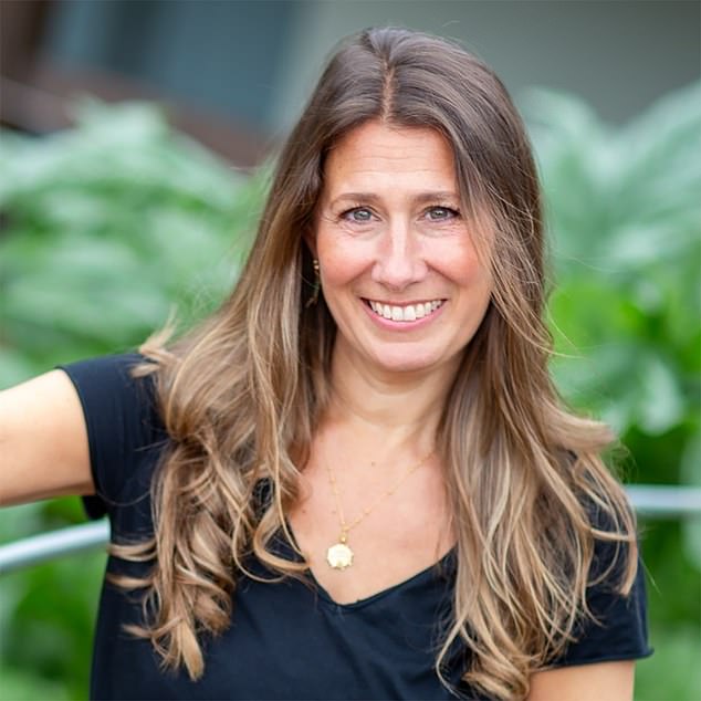 تنصح كلير سوندرز، المدربة المالية وصاحبة شركة Mint Coaching، أولئك الذين يواجهون انخفاضًا كبيرًا في الدخل في منتصف العمر باستخدام نهج من ثلاث خطوات: التخطيط والتتبع والتجربة