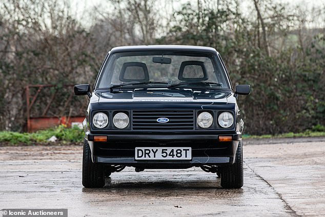 كما تم تشطيبها باللون الأزرق الداكن من Ford Midnight Blue، وهو لون داكن ومبدع يمتد من الأيام الأولى للطراز T إلى السيارات الحديثة عالية الأداء.