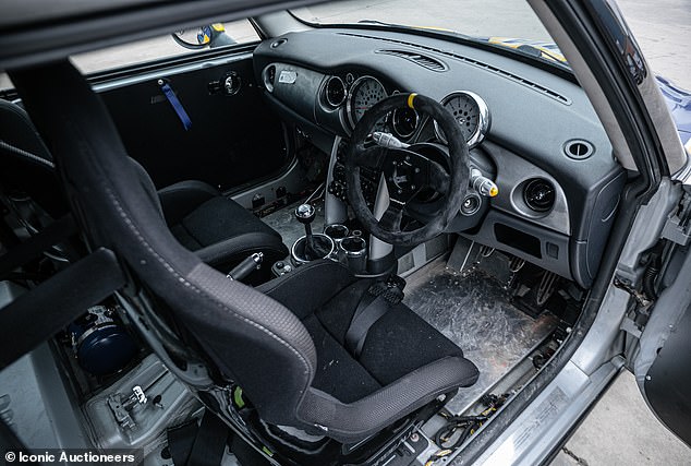 لقد كانت السلامة في المقدمة أثناء عملية البناء، مع تركيب قفص كامل لأجهزة السلامة بالداخل