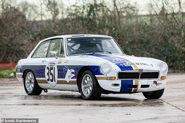 سيارة السباق MG B GT هذه هي السيارة الأخيرة التي قادها ريتشارد هاموند خلال فترة وجوده في برنامج Top Gear. تم تحويلها من سيارة كوبيه كلاسيكية للطرق إلى سيارة سباق حلبة منافسة مُجهزة بالكامل خلال السلسلة 2 من ورشة عمل ريتشارد هاموند في The Smallest Cog