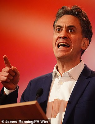 الانبعاثات: يقوم وزير الطاقة إد ميليباند بحملة تهدف إلى انقراض مواقد الحطب