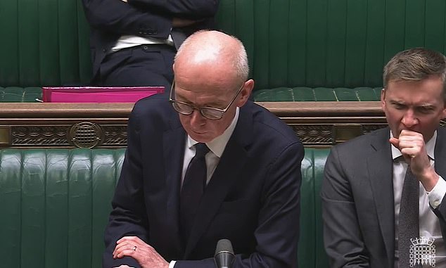 يبدو أن وزير المعاشات تورستن بيل (يمين) يكافح من أجل البقاء مستيقظًا حيث تم تسليم الأخبار السيئة إلى نساء الواسبي من قبل وزير العمل والمعاشات بات ماكفادين